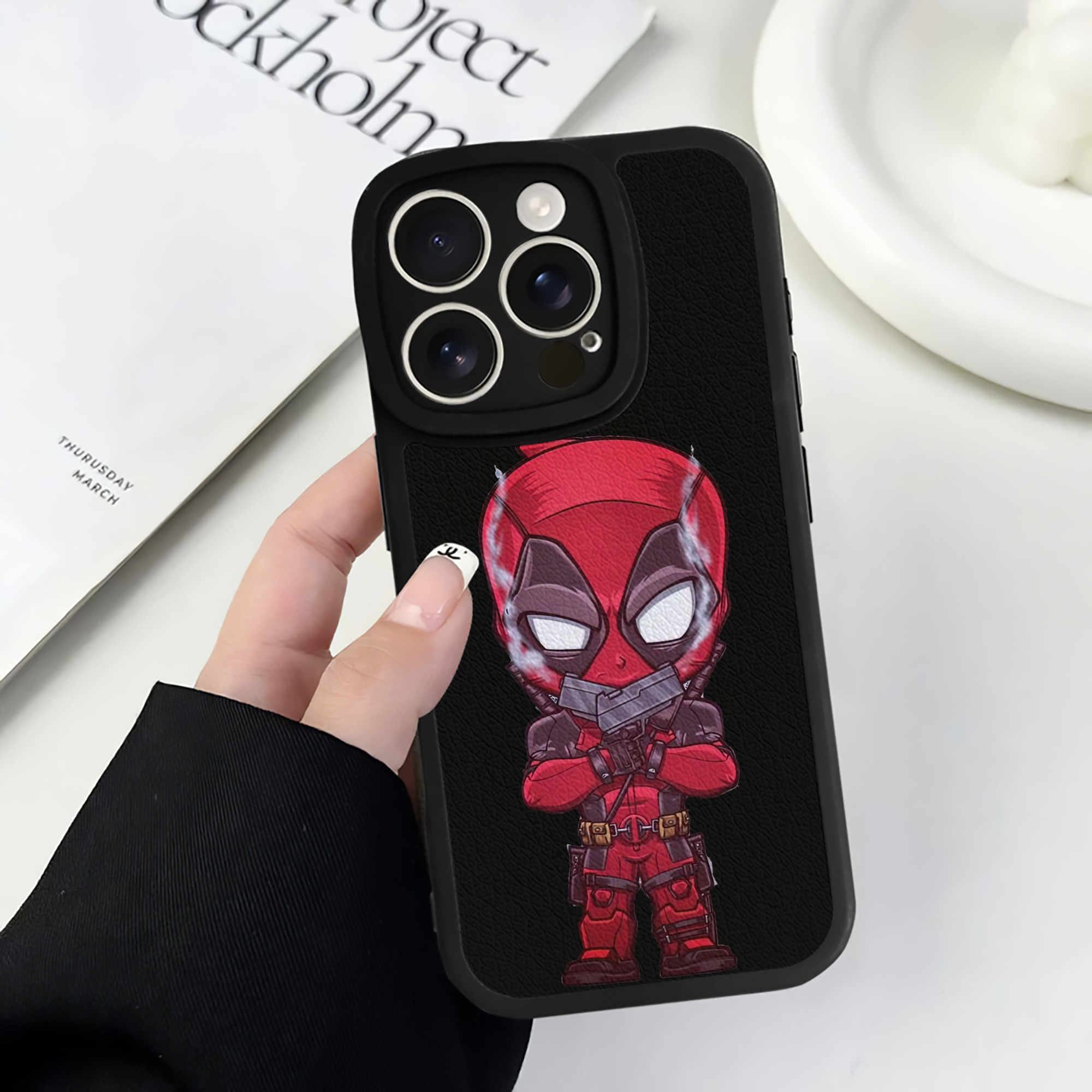 （画像用） Deadpool デッドプール 【iPhone 16シリーズ対応】シリコンスマホケース（レザー調） 材質：シリコン